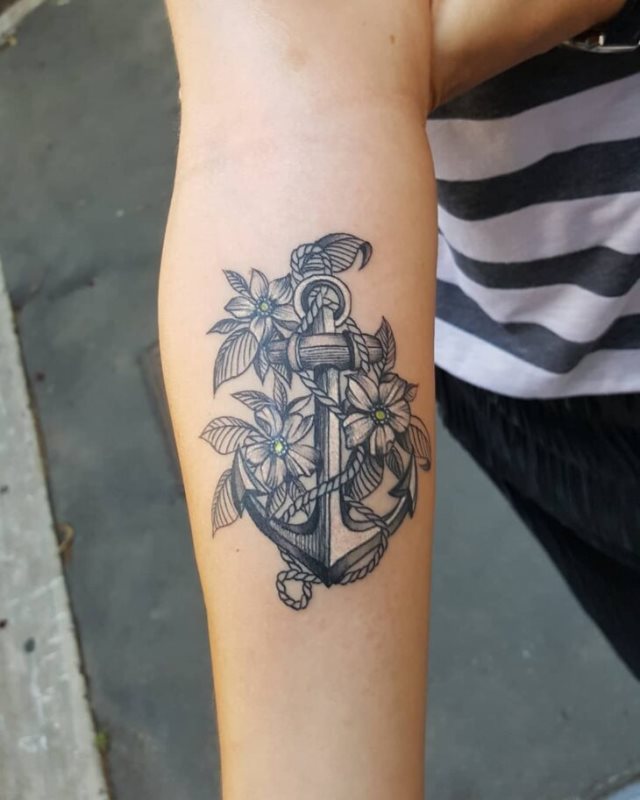 tattoo femenino con un ancla 88