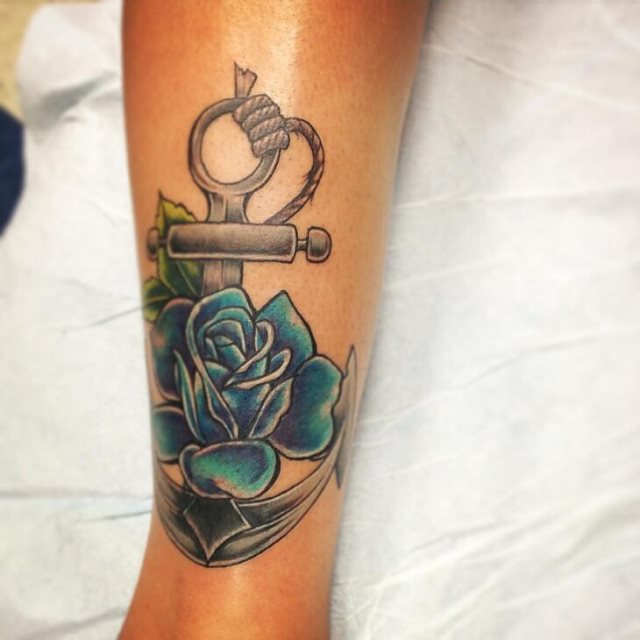 tattoo femenino con un ancla 89