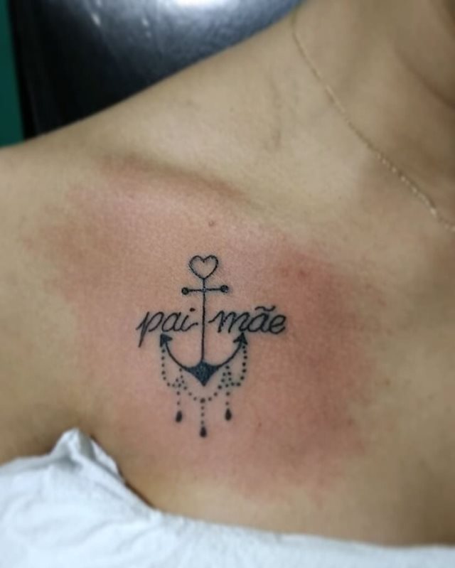 tattoo femenino con un ancla 90