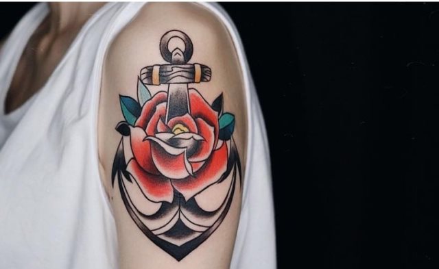 tattoo femenino con un ancla 91