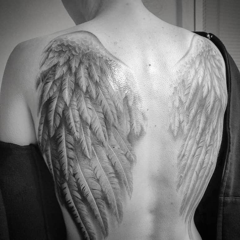 tattoo femenino con un angel 02