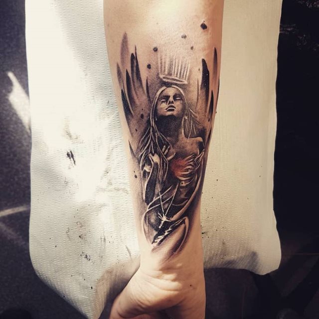 tattoo femenino con un angel 03