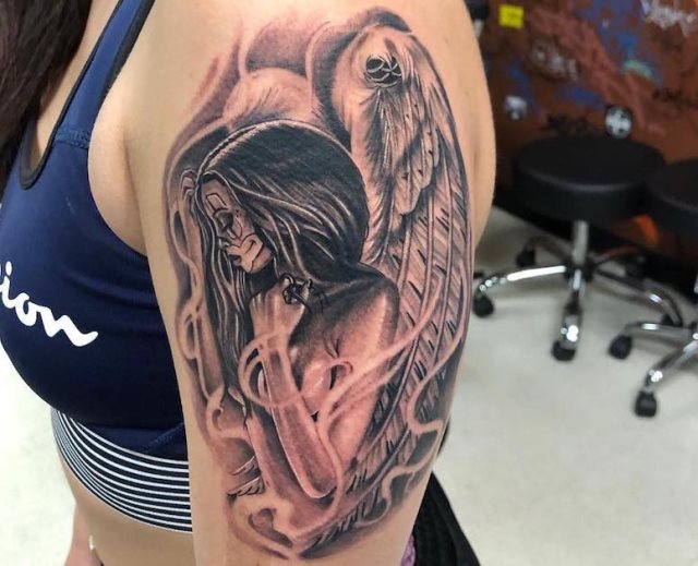 tattoo femenino con un angel 09