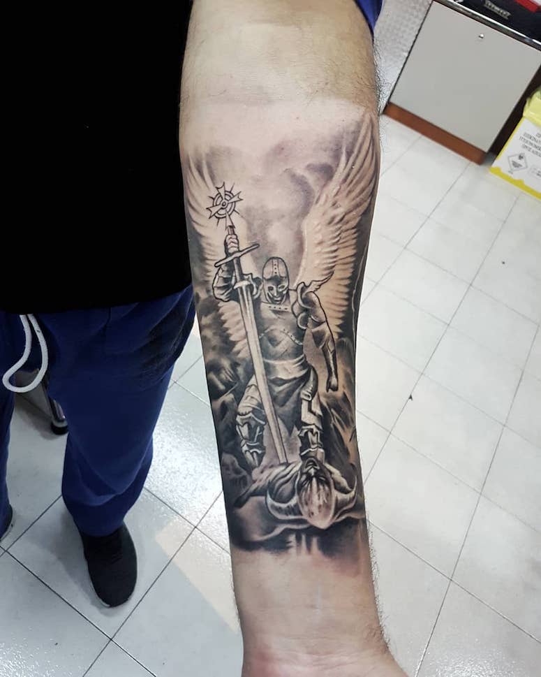 tattoo femenino con un angel 23