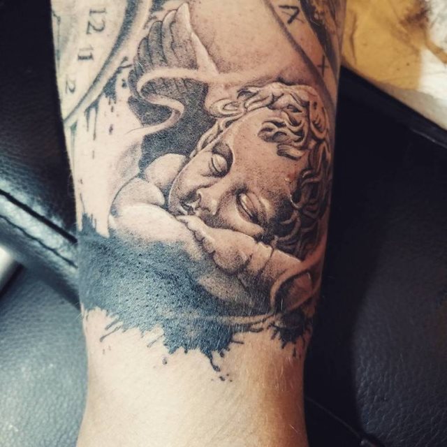 tattoo femenino con un angel 32