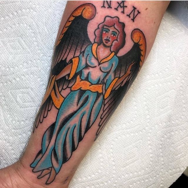 tattoo femenino con un angel 56