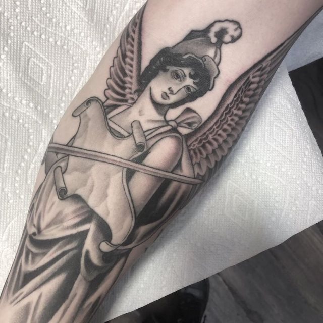 tattoo femenino con un angel 64
