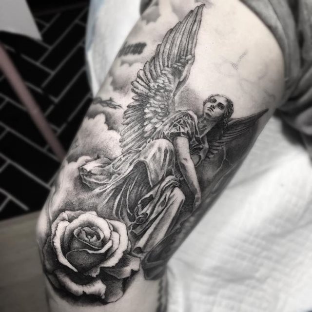 tattoo femenino con un angel 68