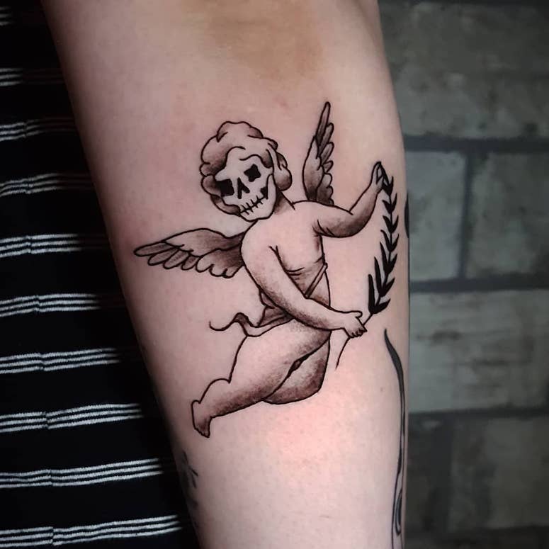 tattoo femenino con un angel 70