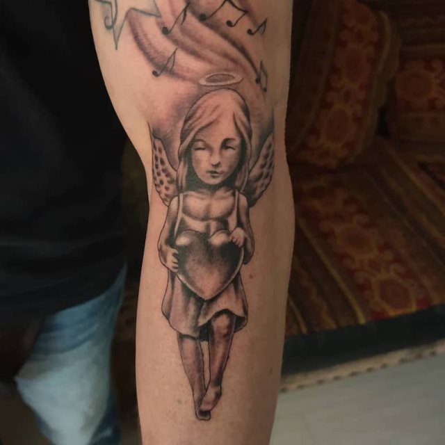 tattoo femenino con un angel 75