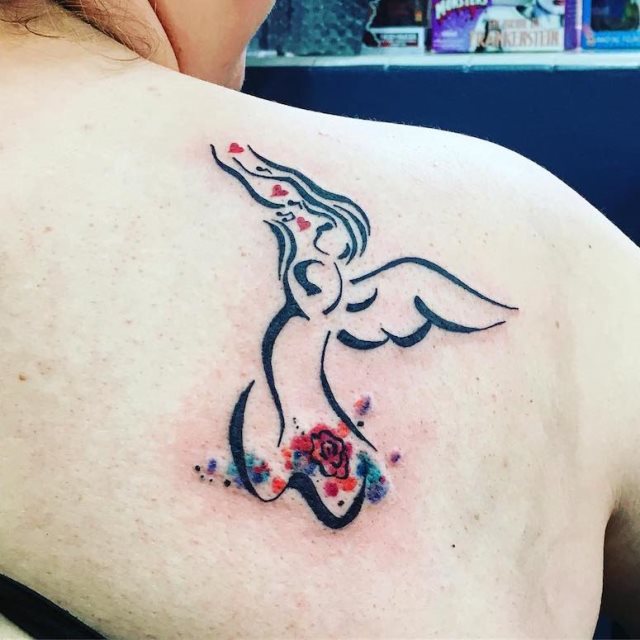 tattoo femenino con un angel 76
