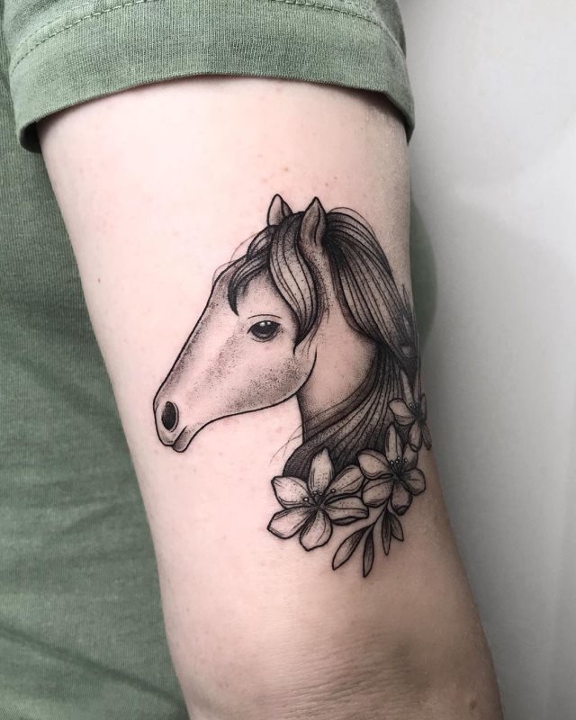 tattoo femenino con un animal 06