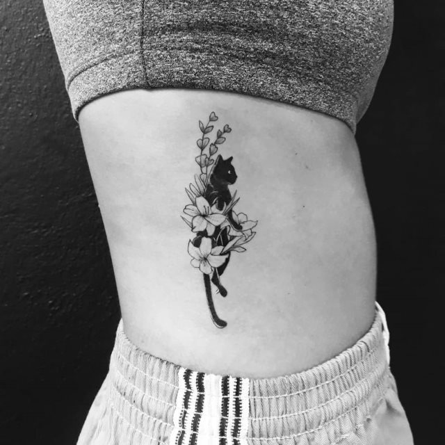 tattoo femenino con un animal 16
