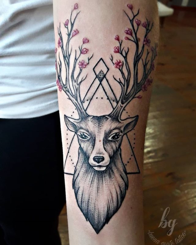 tattoo femenino con un animal 91