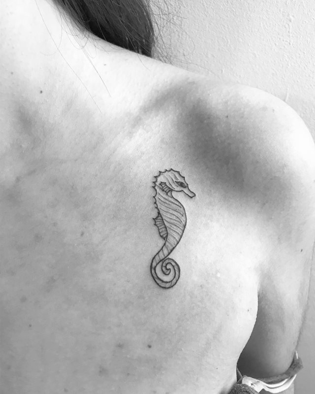tattoo femenino con un animal 99