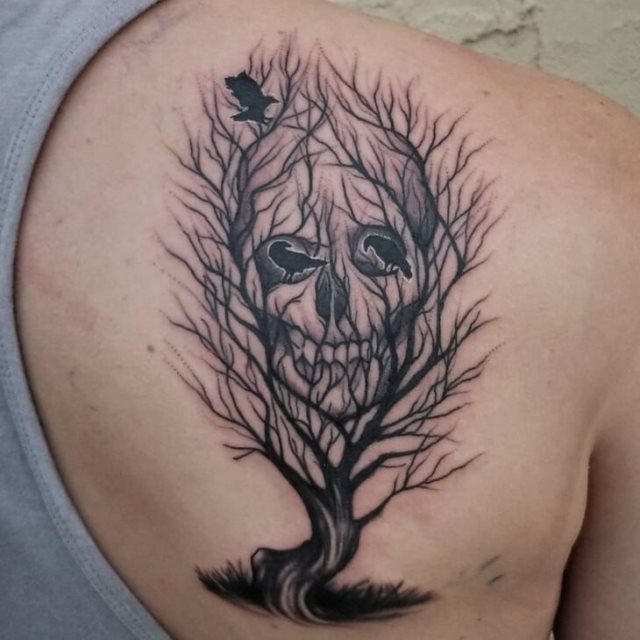 tattoo femenino con un arbol 01