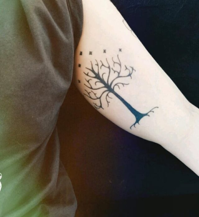 tattoo femenino con un arbol 02