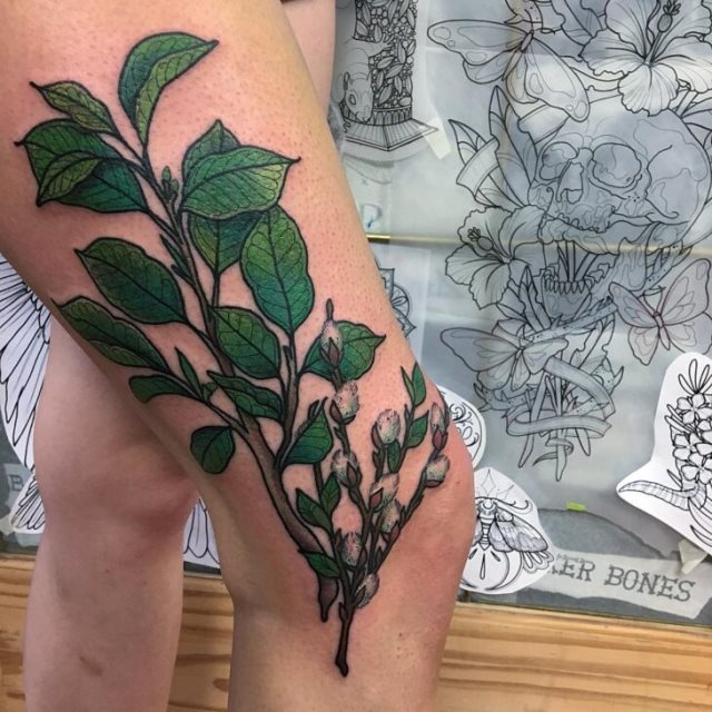 tattoo femenino con un arbol 03