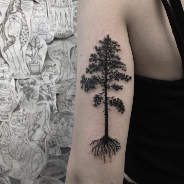 tattoo femenino con un arbol 05
