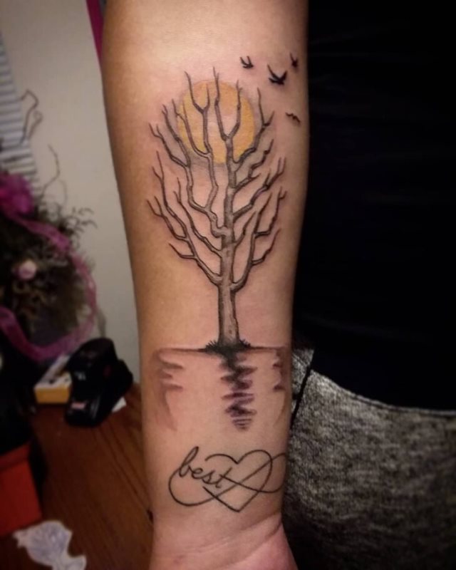 tattoo femenino con un arbol 06