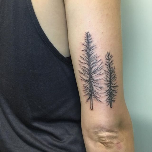 tattoo femenino con un arbol 07