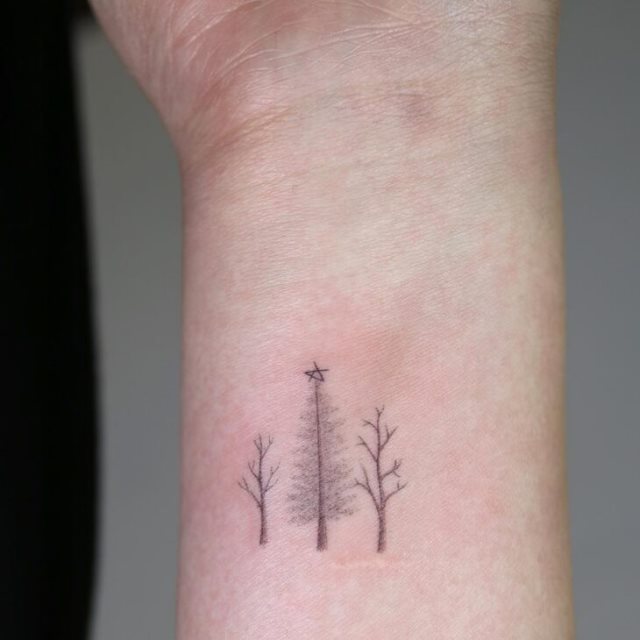 tattoo femenino con un arbol 09