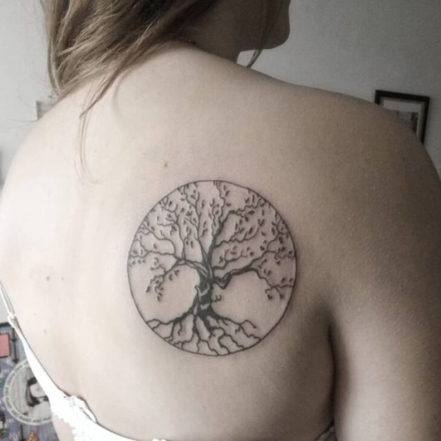 tattoo femenino con un arbol 21