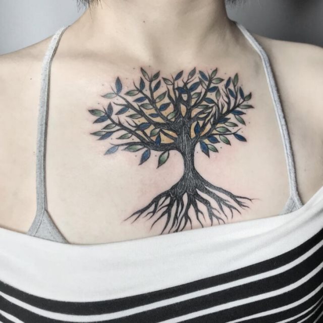 tattoo femenino con un arbol 22
