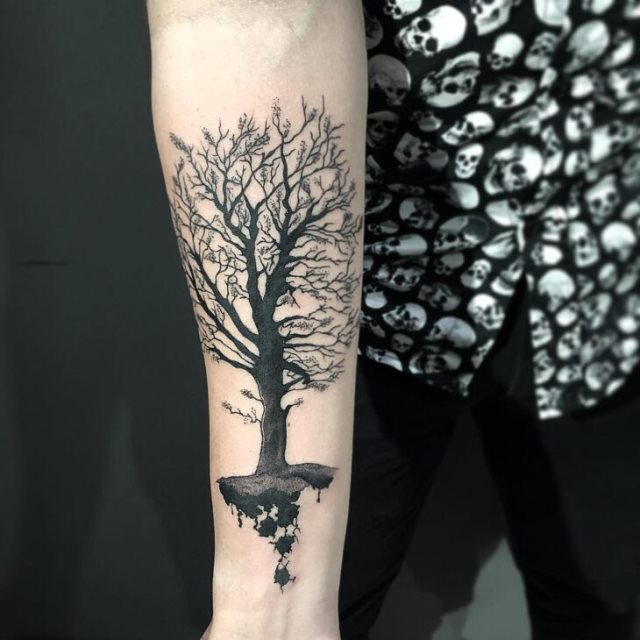 tattoo femenino con un arbol 23