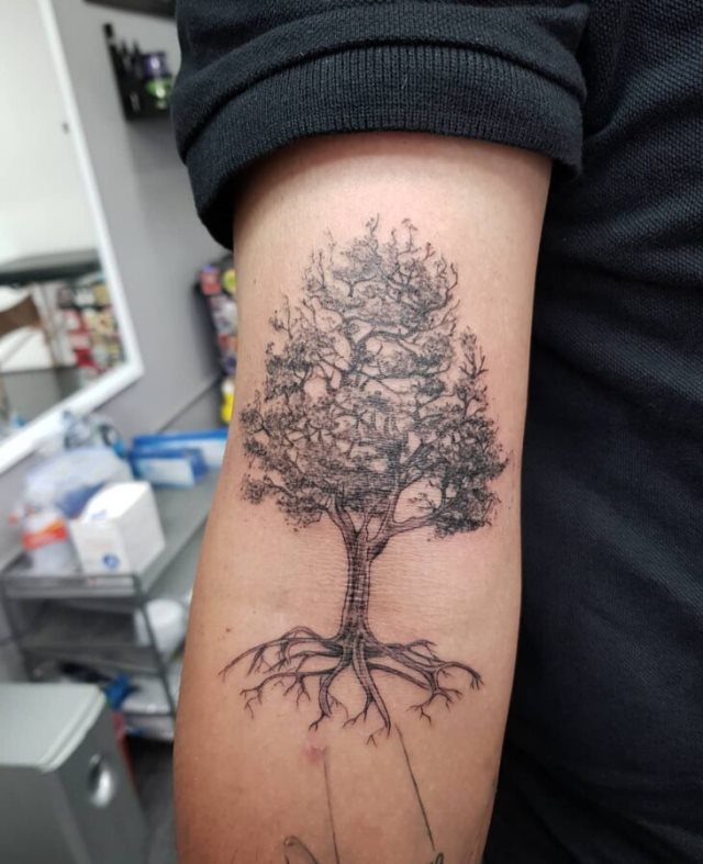 tattoo femenino con un arbol 24