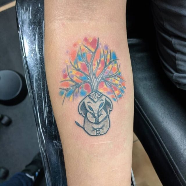 tattoo femenino con un arbol 25