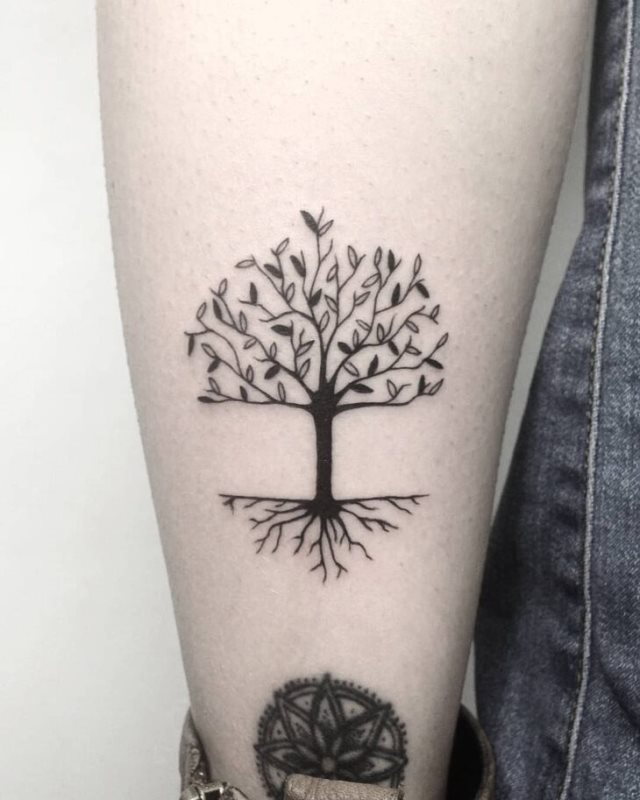 tattoo femenino con un arbol 27