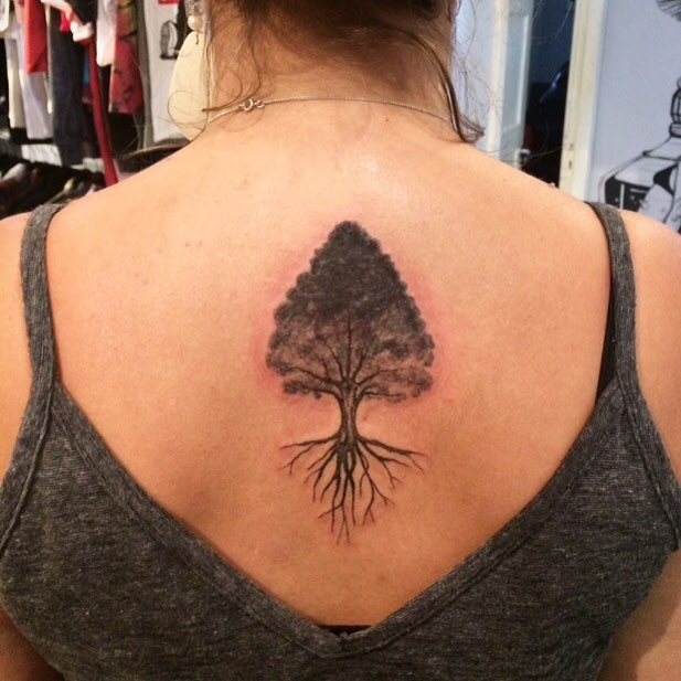 tattoo femenino con un arbol 29