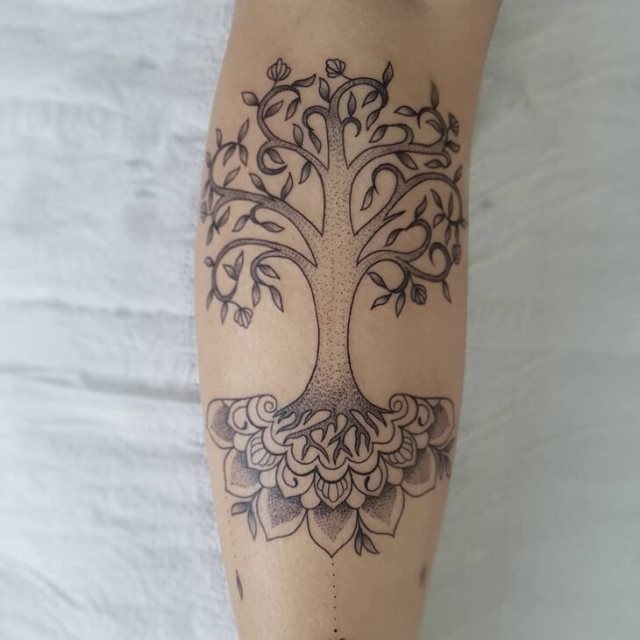 tattoo femenino con un arbol 30