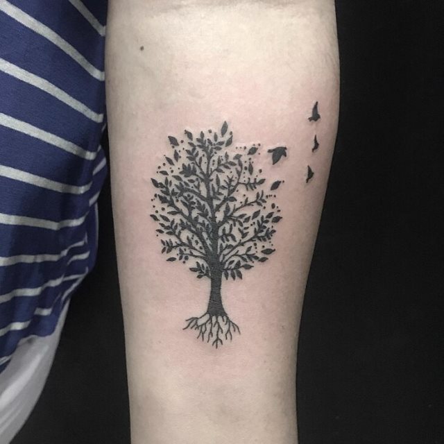tattoo femenino con un arbol 31