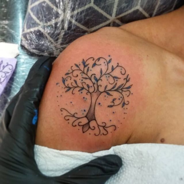 tattoo femenino con un arbol 32