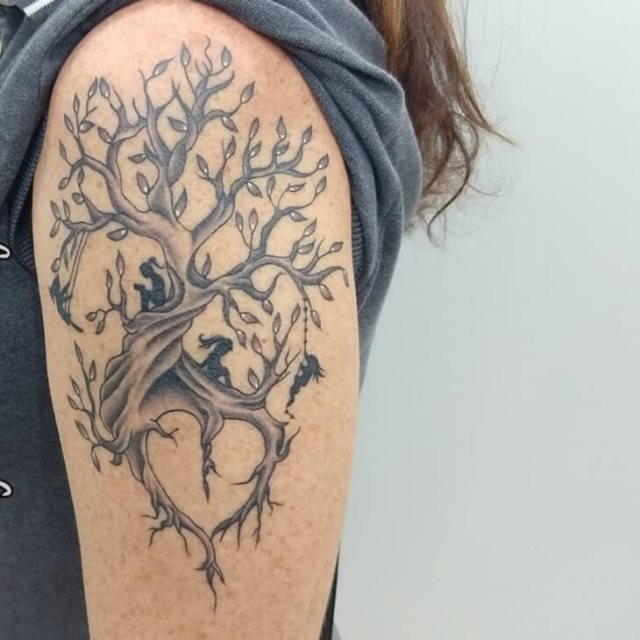 tattoo femenino con un arbol 36