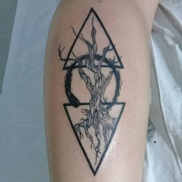 tattoo femenino con un arbol 37