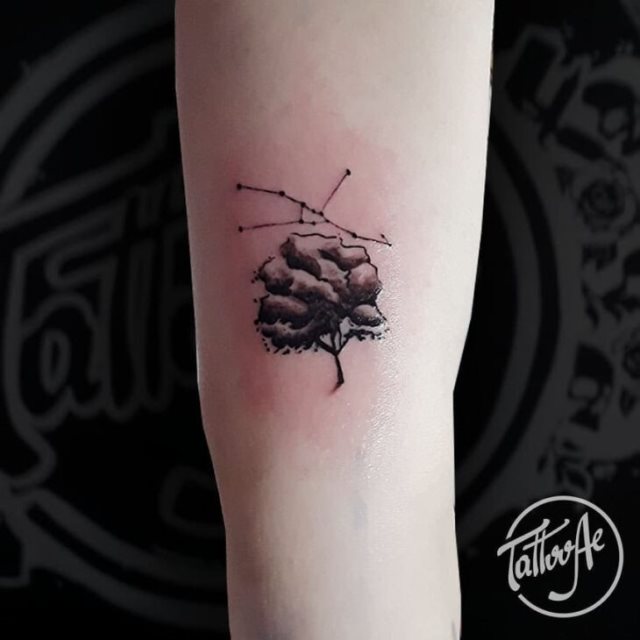 tattoo femenino con un arbol 38