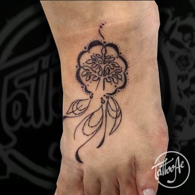 tattoo femenino con un arbol 39