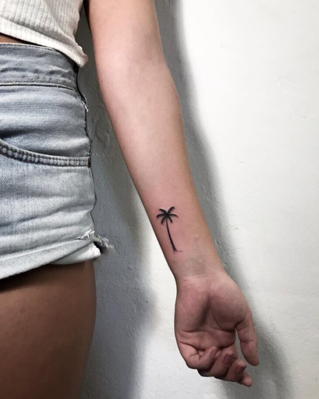 tattoo femenino con un arbol 40