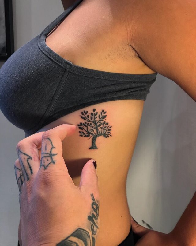 tattoo femenino con un arbol 42