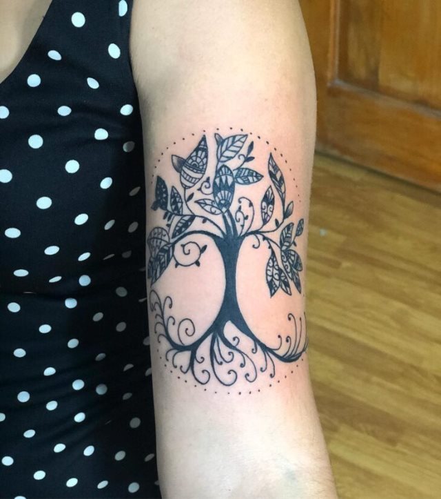 tattoo femenino con un arbol 45