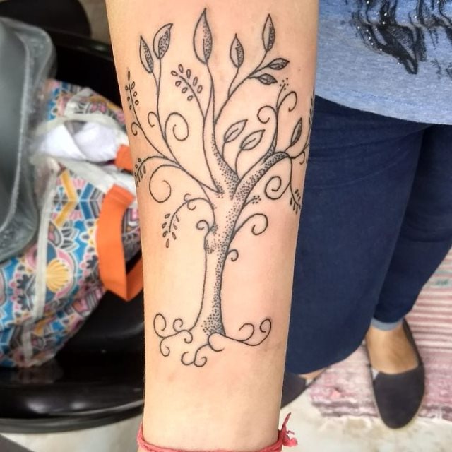 tattoo femenino con un arbol 48