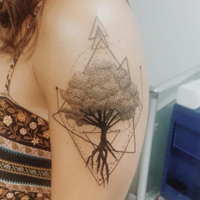 tattoo femenino con un arbol 49