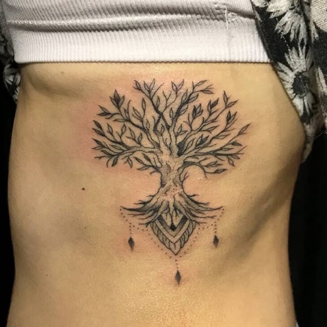 tattoo femenino con un arbol 56