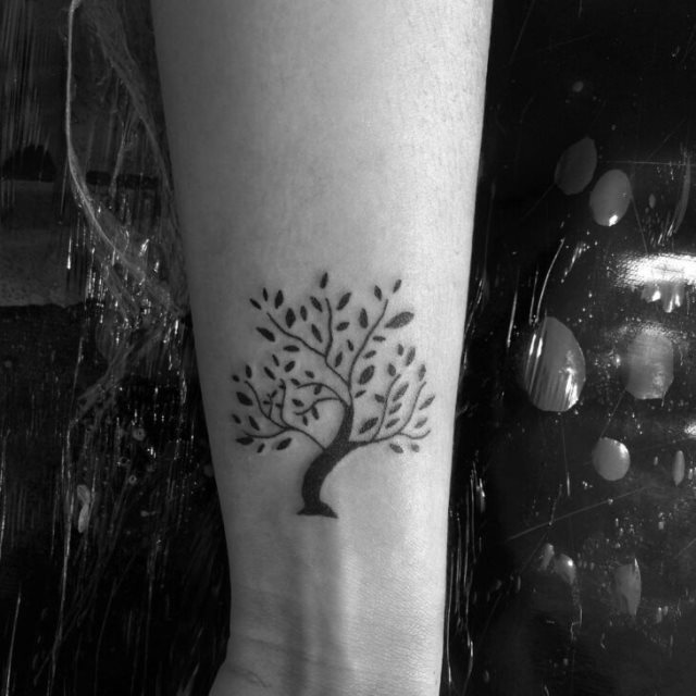 tattoo femenino con un arbol 59