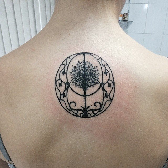 tattoo femenino con un arbol 65
