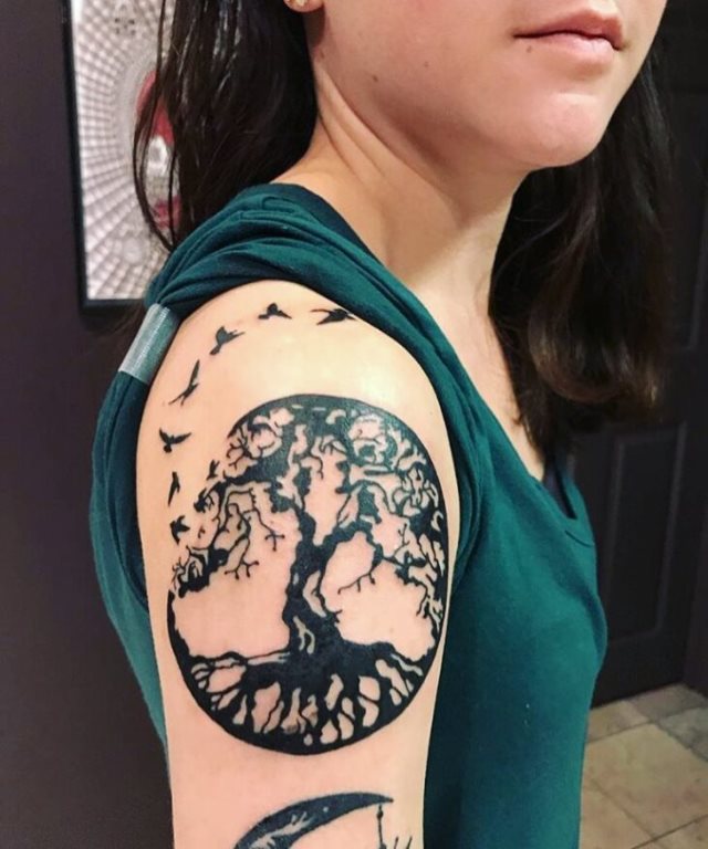 tattoo femenino con un arbol 68