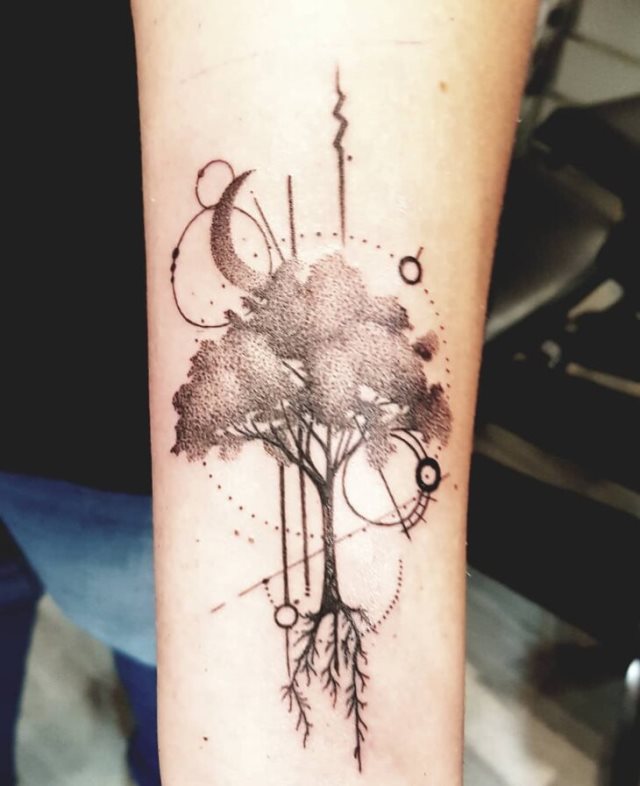tattoo femenino con un arbol 73